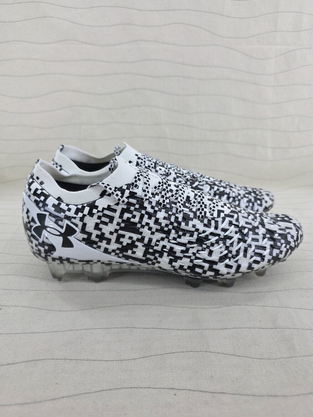 Under Armour Mens Magnetico Elite 5 FG White Black Soccer 6000544-002 Sz 8.5 NEW